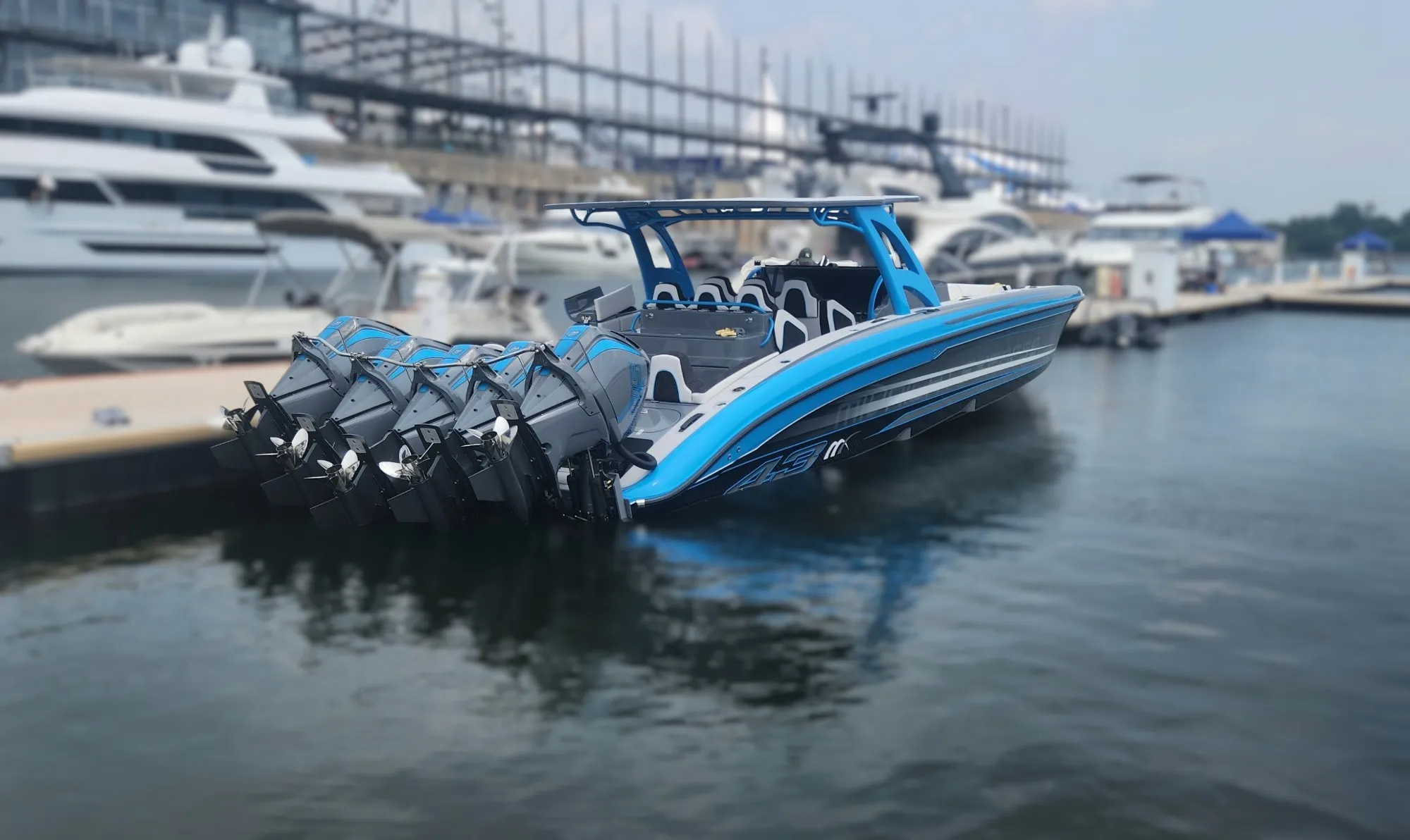 Bateau de plaisance amarré dans une marina pour un service mobile de réparation et d'entretien en Montérégie et à Montréal.